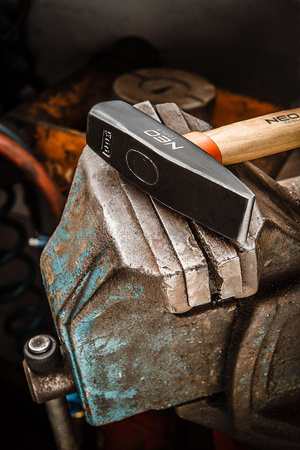 NEO Młotek ślusarski 200g trzonek jesionowy